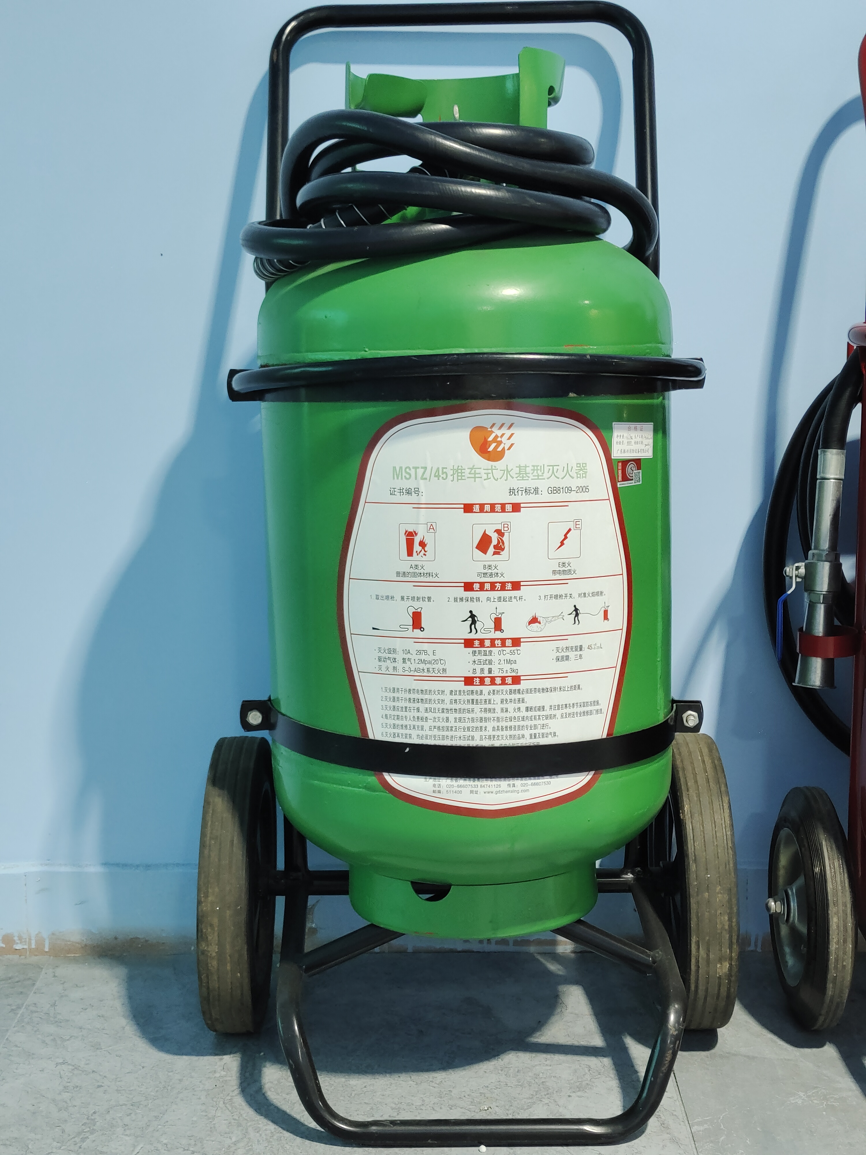 推车式水基型灭火器使用方法? 推车式水基型灭火器使用方法?